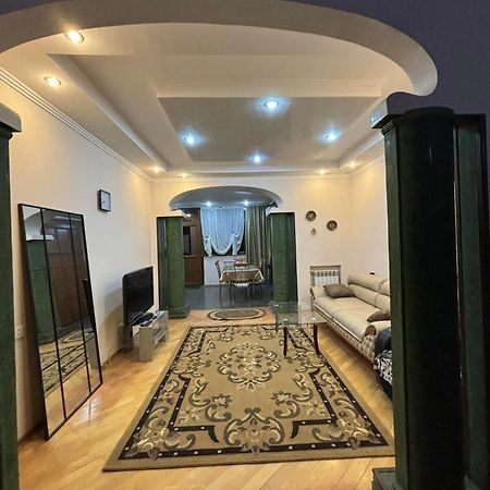 Apartment On Sanapiro Tbilisi Luaran gambar