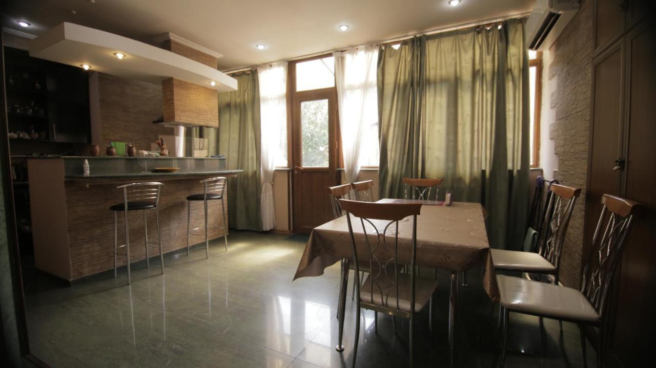 Apartment On Sanapiro Tbilisi Luaran gambar