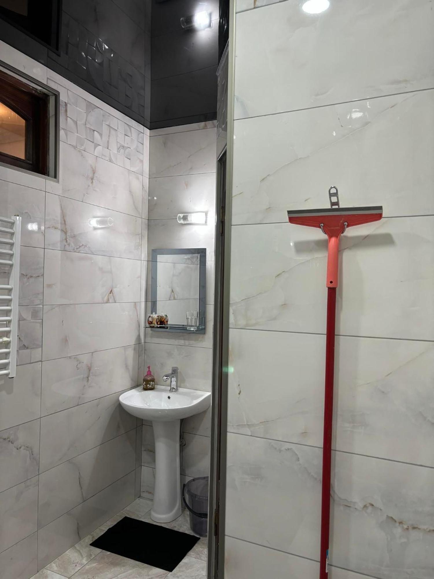 Apartment On Sanapiro Tbilisi Luaran gambar
